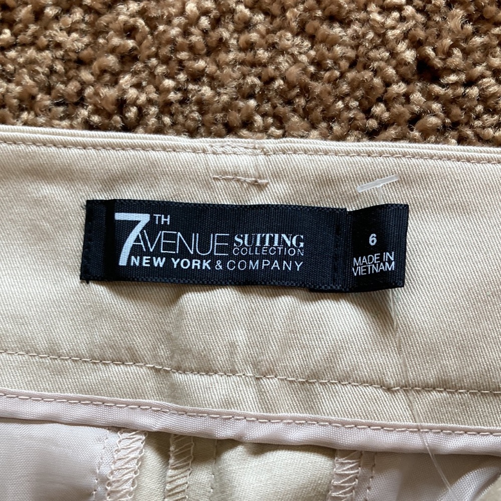 NY & CO LIGHT TAN BERMUDA SHORTS. SIZE 6. NWT. FRONT POCKETS. HAS STRETCH. - Picture 2 of 6